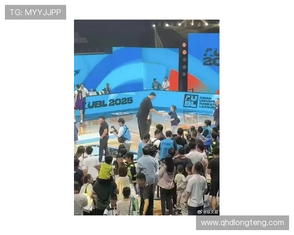 香港街头姚明的篮球梦想与城市文化交融的精彩瞬间