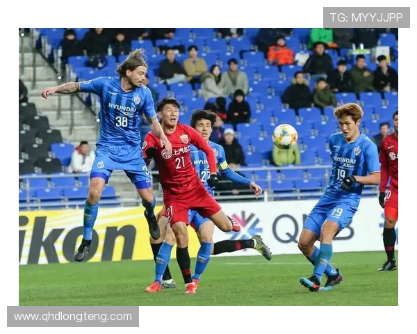 韩日足球荣耀之争 蔚山与广岛亚冠对决激烈碰撞